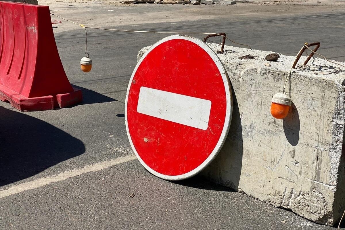 На улице Жуковского перекрыто движение.