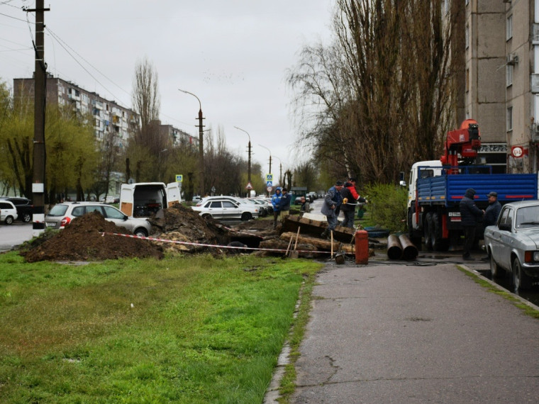 МУП «Химик» продолжает восстанавливать порыв на сети горячего водоснабжения на улице Простеева.
