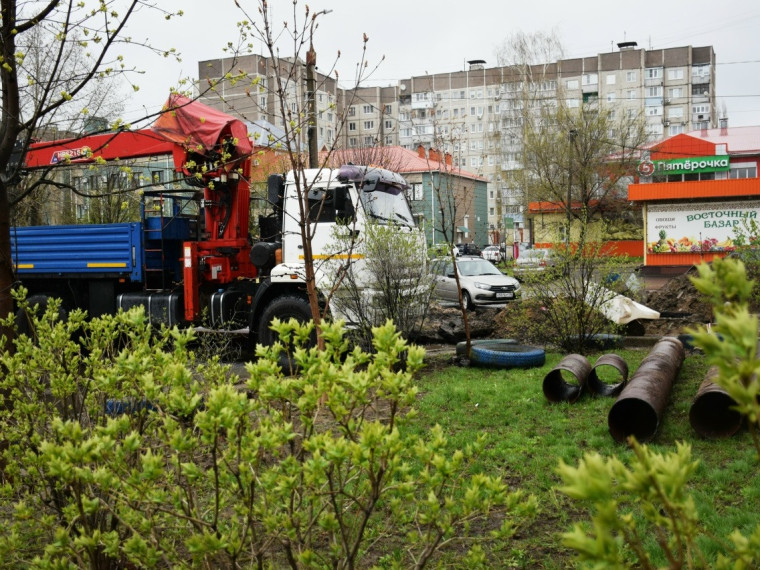 МУП «Химик» продолжает восстанавливать порыв на сети горячего водоснабжения на улице Простеева.
