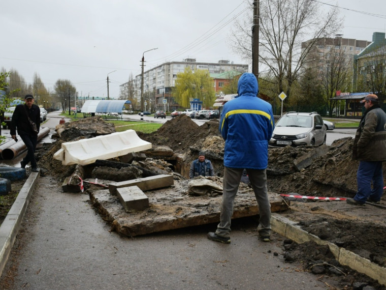 МУП «Химик» продолжает восстанавливать порыв на сети горячего водоснабжения на улице Простеева.